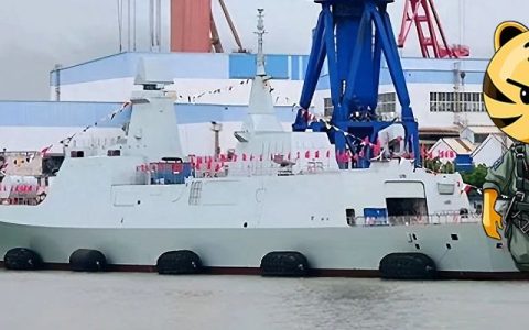 正式下水！054B已刷海军涂装，国产盾舰再迎强员，排水量达6000吨