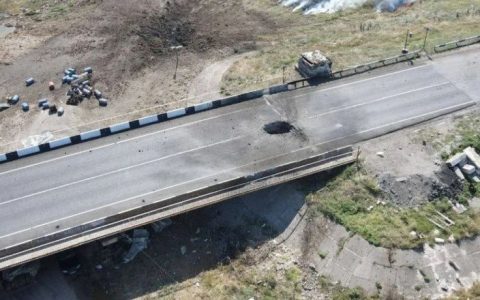 这座桥啥来头？乌军要用泽连斯基题过字的法版“风暴之影”来炸？透露了一个危险信号