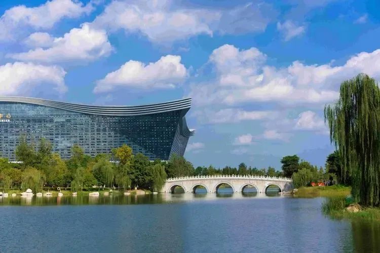 数字游民：拿着一线城市的工资，我在老家嘎嘎乱杀。