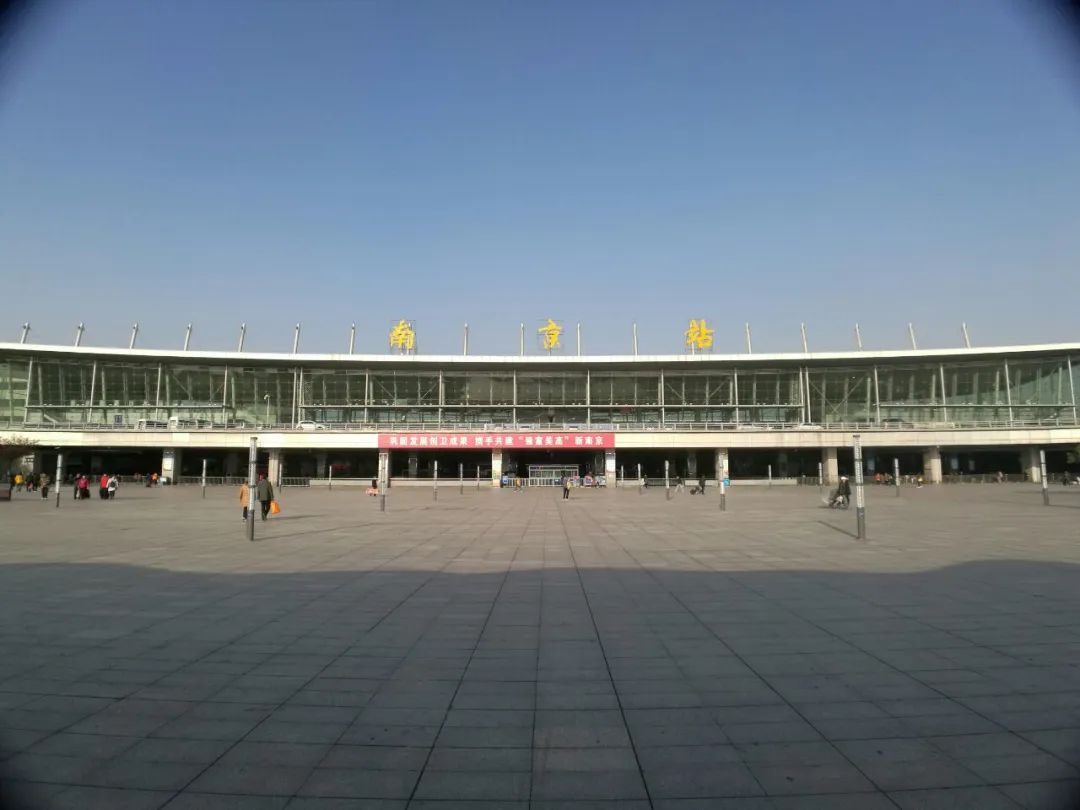 中国高铁站前广场，为何要建那么大？