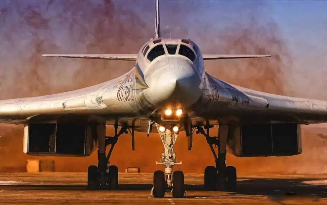 大国重器，图-160战略轰炸机，还使用古老的计算尺？眼镜碎了一地