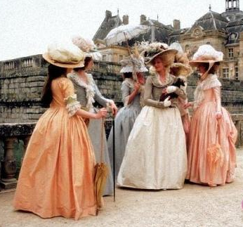 金发碧眼和黄毛绿眼之间，差的只是国力