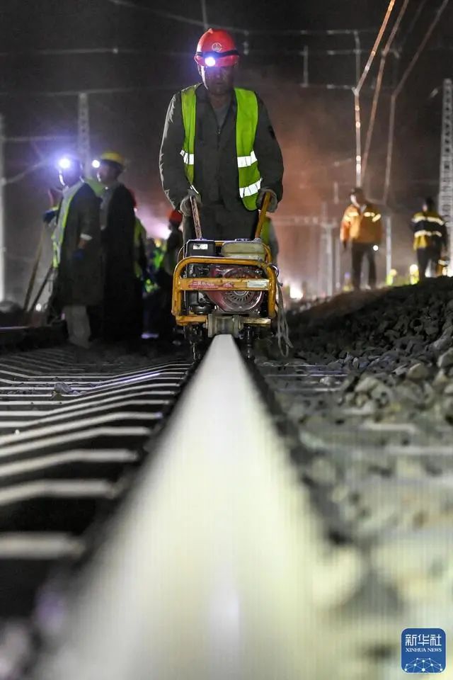 新疆藏着我国最大的整装煤田，足够全国开采使用一百年