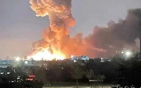 震撼：乌军库尔巴基诺机场陷入一片火海，绵延超过一公里！