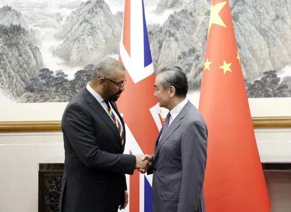 英外交大臣刚离华，中国使馆为何正告英有关政客？
