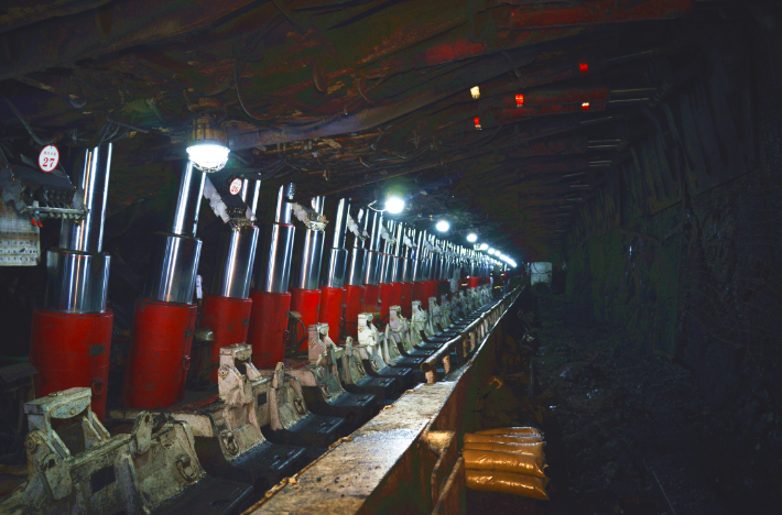 新疆藏着我国最大的整装煤田，足够全国开采使用一百年