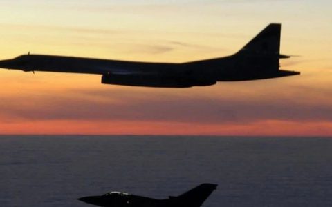 大国重器，图-160战略轰炸机，还使用古老的计算尺？眼镜碎了一地