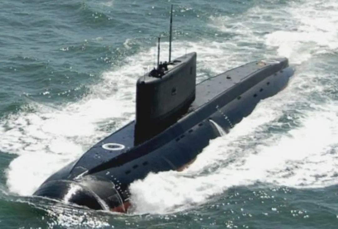 突发！黑海舰队遭导弹袭击，俄军最新潜艇被毁，大火烧红了半边天