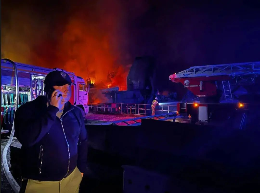 突发！黑海舰队遭导弹袭击，俄军最新潜艇被毁，大火烧红了半边天