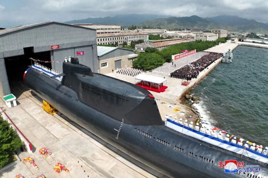 朝鲜新概念“核潜艇”，两种核导弹上垂发，细看还是有中国的底子