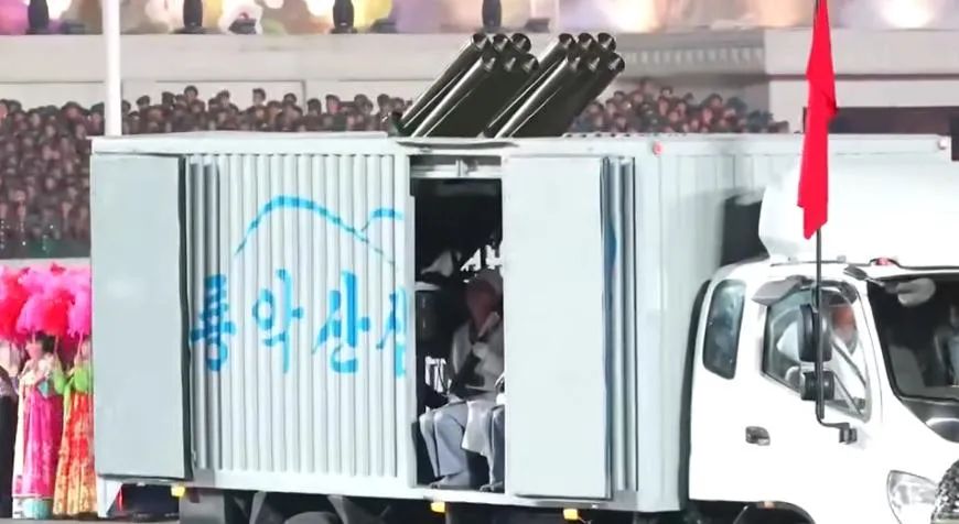 拖拉机大炮、化肥卡车火箭炮！朝鲜阅兵看点实在太多