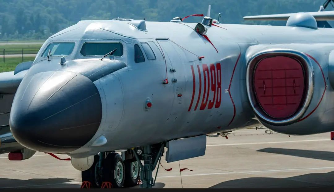 大国重器，图-160战略轰炸机，还使用古老的计算尺？眼镜碎了一地