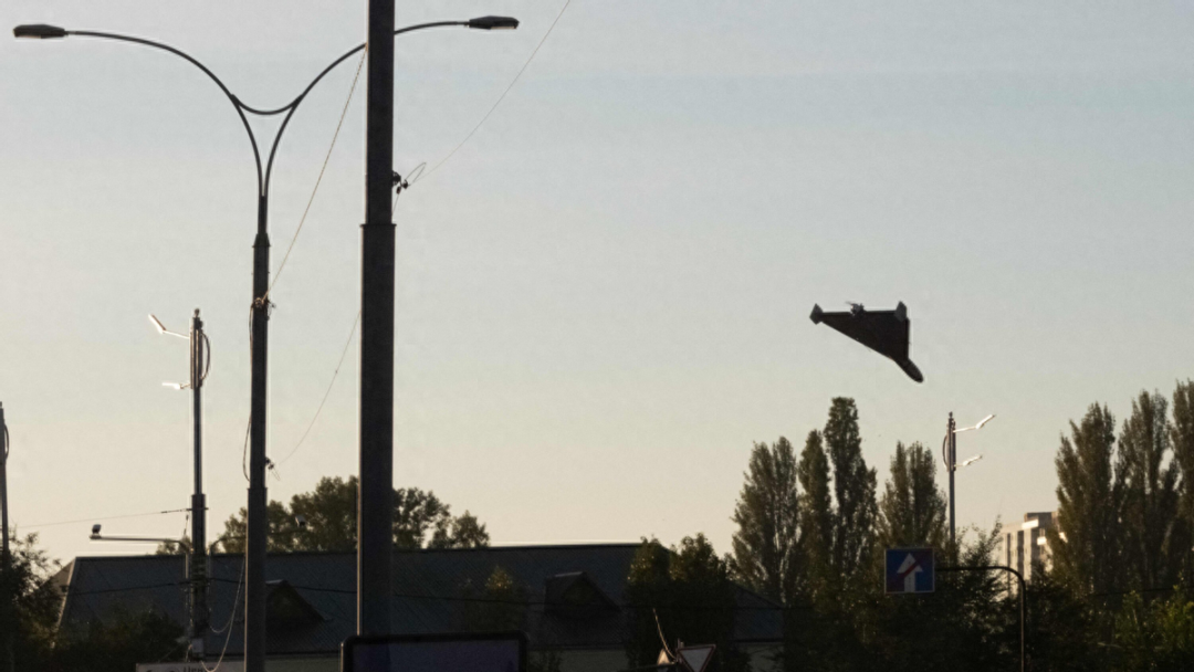 俄军无人机残骸被拆开，一枚特殊芯片曝光，让乌军感觉到了不妙