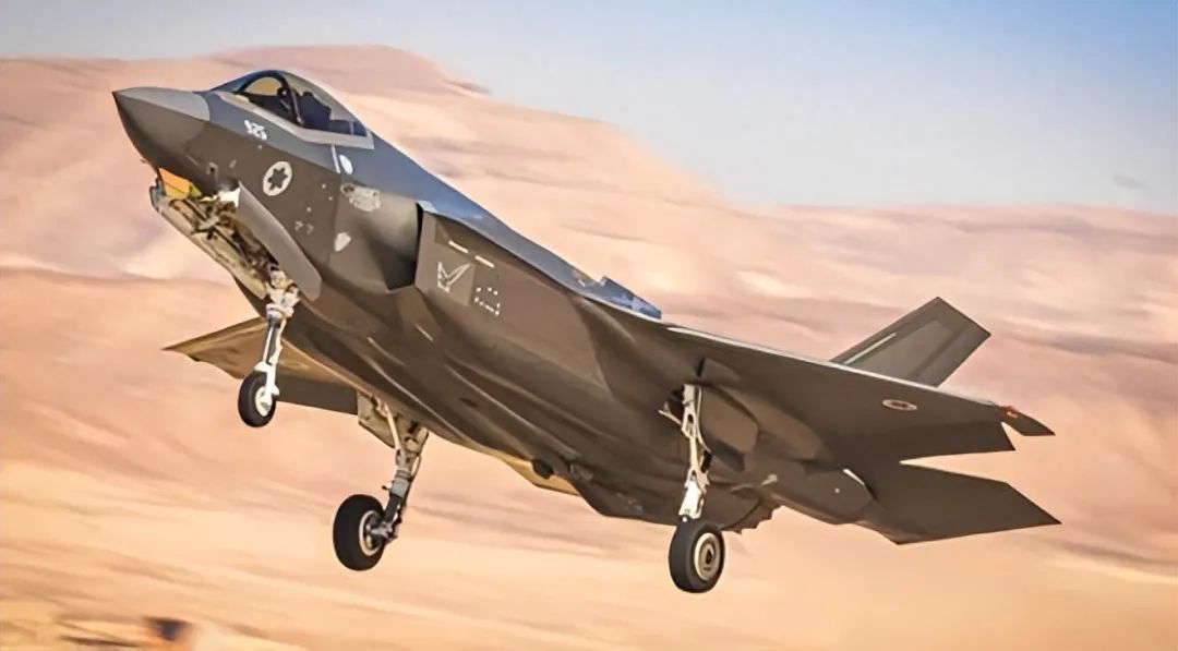 俄军无人机残骸被拆开，一枚特殊芯片曝光，让乌军感觉到了不妙