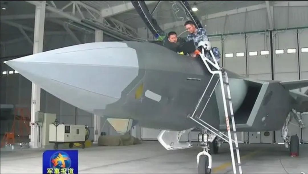 细节见真章！歼-20要地勤手动搭梯子，为何中国战机不用内置梯？
