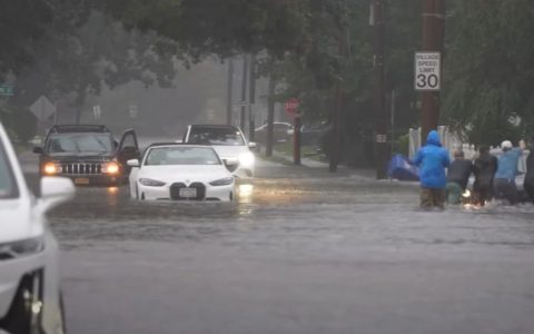 美国的乐子越来越多：罢工、洪水、失信、党争