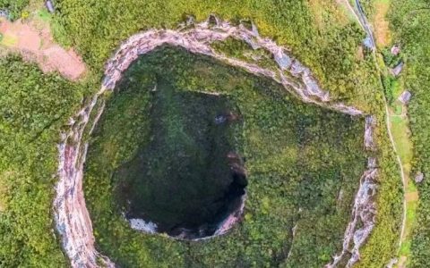 这个坑分分钟能吞掉中国最高楼