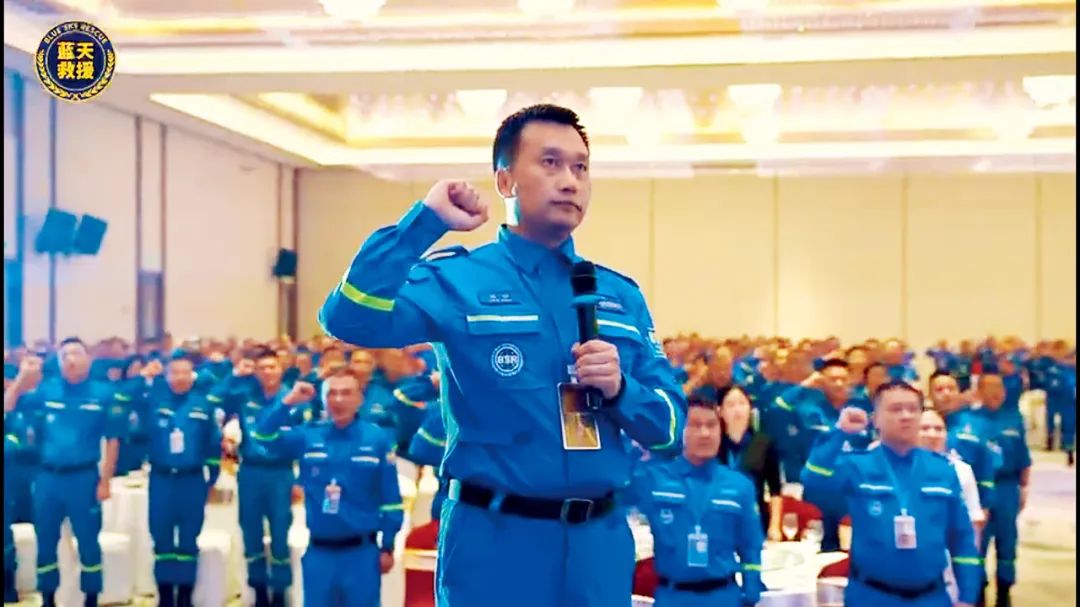 ​混乱中的蓝天救援队