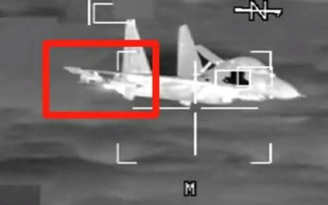 3米极限拦截！中国歼-11南海驱逐B-52轰炸机，差点将其逼入大海