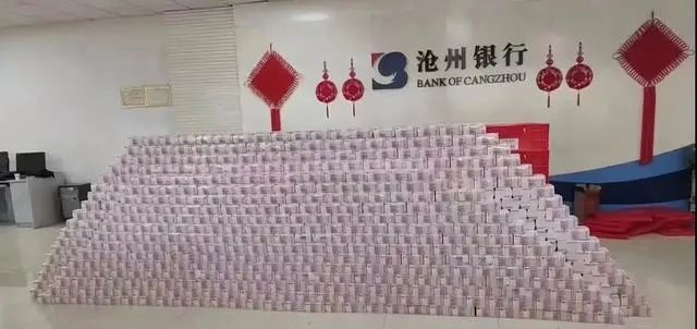谣言害人，储户排长队取款，银行堆“现金墙”展示信心！警方：“一直到凌晨3点，拘了不少人”