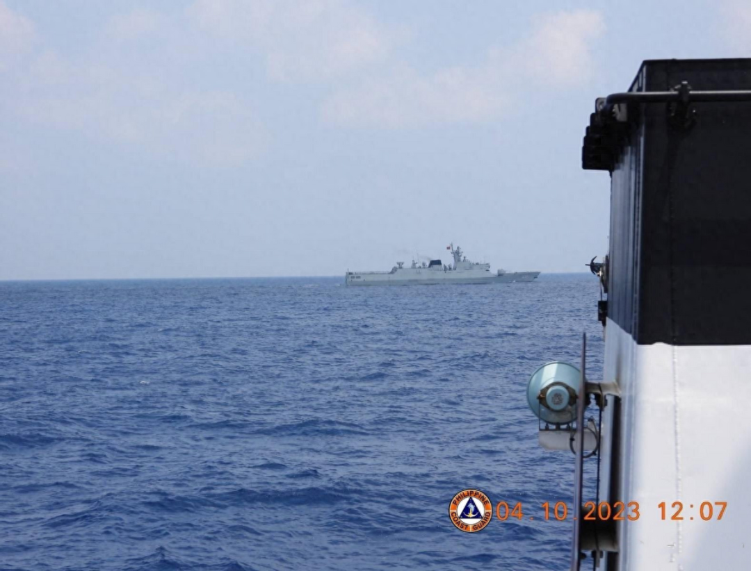 解放军军舰“压阵”，菲律宾还敢在仁爱礁、黄岩岛玩火？