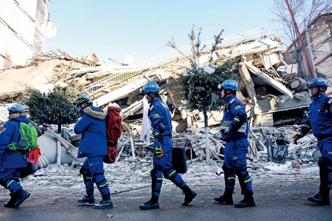 ​混乱中的蓝天救援队