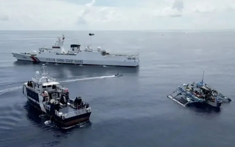 强闯黄岩岛失败之后，菲律宾再度出招，派遣“水鬼”割断中国浮标
