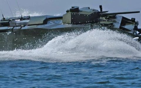 韩国最新式两栖装甲车下海潜泳淹死两人？中国05式也沉过，更危险！