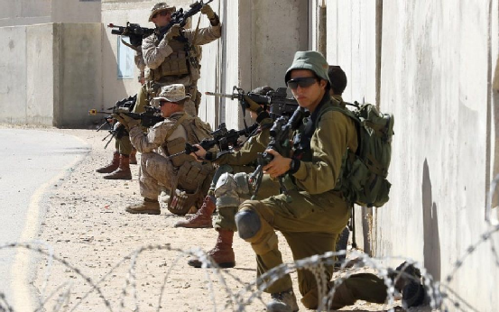 “哈马斯天兵”靠廉价动力伞杀崩以色列！这种经验解放军需要学习吗？