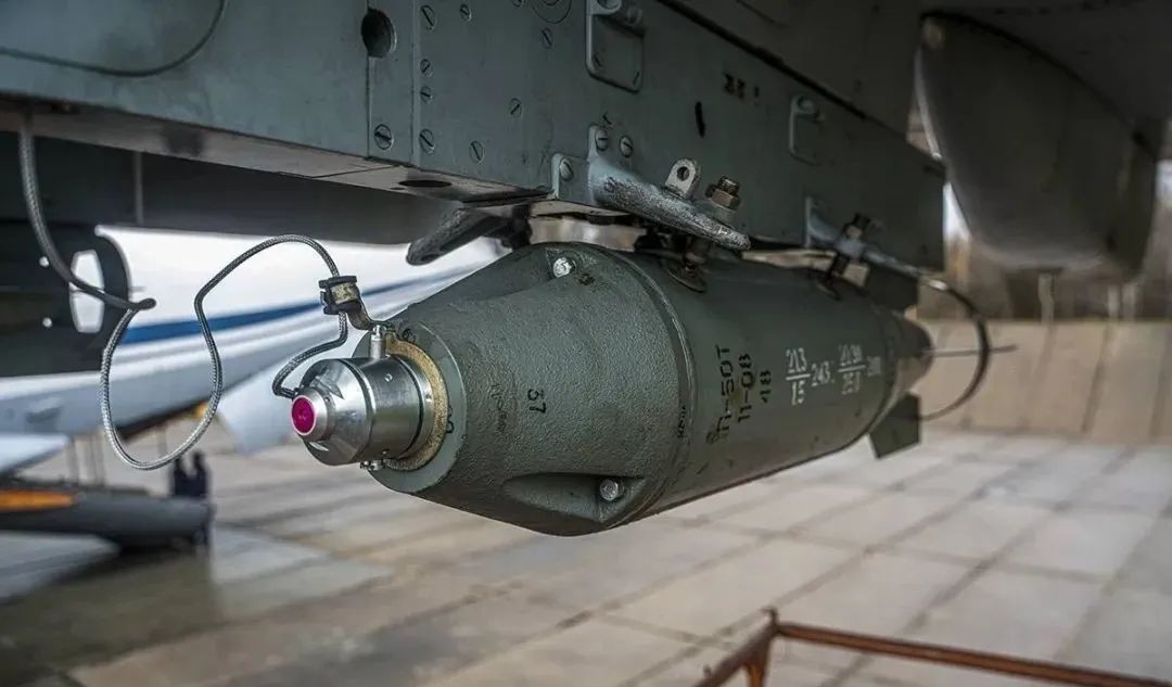 被导弹炸出2米洞，还能飞200公里落地，50年前设计的伊尔76有多强？