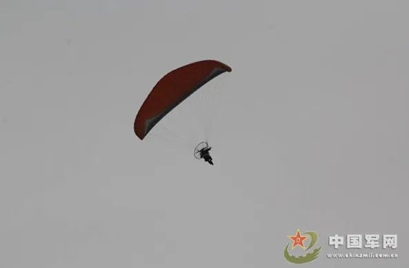 “哈马斯天兵”靠廉价动力伞杀崩以色列！这种经验解放军需要学习吗？