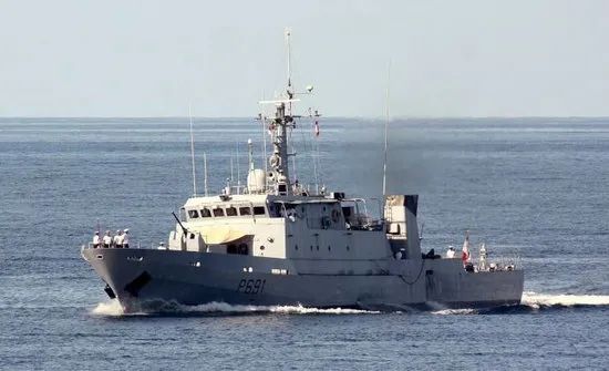 解放军军舰“压阵”，菲律宾还敢在仁爱礁、黄岩岛玩火？