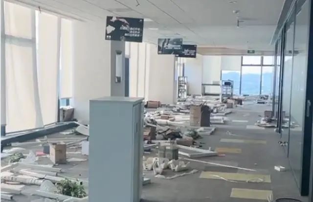 突发！知名车企董事长和家人被曝已迁居美国，员工：不重要，希望把薪资补齐