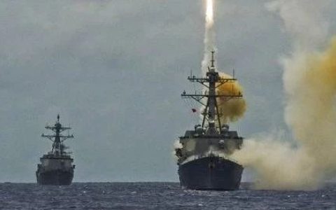 美军舰疯狂开火，激战9个小时击落胡塞武装4枚导弹15架无人机。胡塞武装表现出了大胆的态度