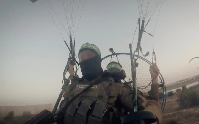 “哈马斯天兵”靠廉价动力伞杀崩以色列！这种经验解放军需要学习吗？