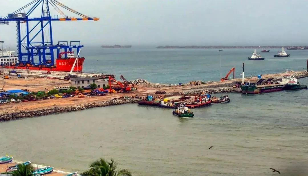 印度首个巨型港口启用，要抢中国的生意？