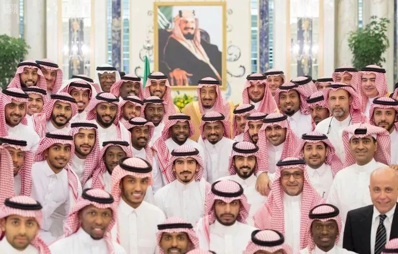 娶了38个老婆，生了127个孩子，沙特老国王是怎么解决继承问题的？