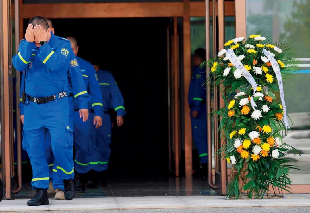 ​混乱中的蓝天救援队