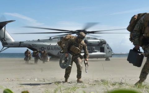 在南海东海，他们同时加紧演练夺岛！