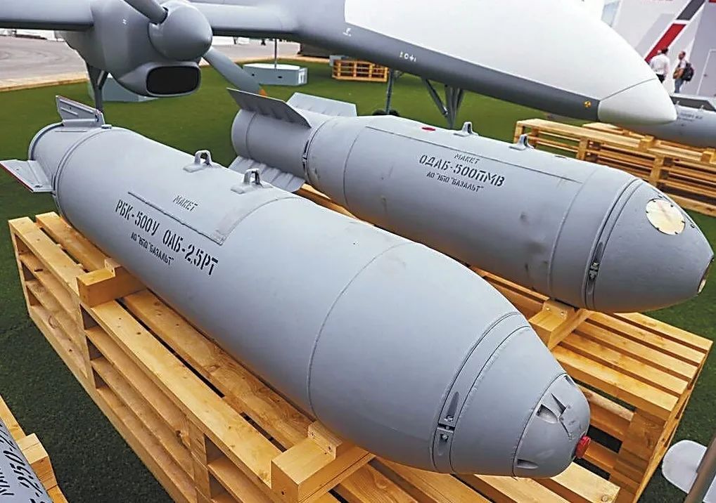 俄军首次在乌使用集束炸弹，加装滑翔套件