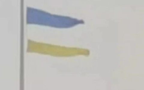 寒风中乌克兰最大国旗被撕裂！