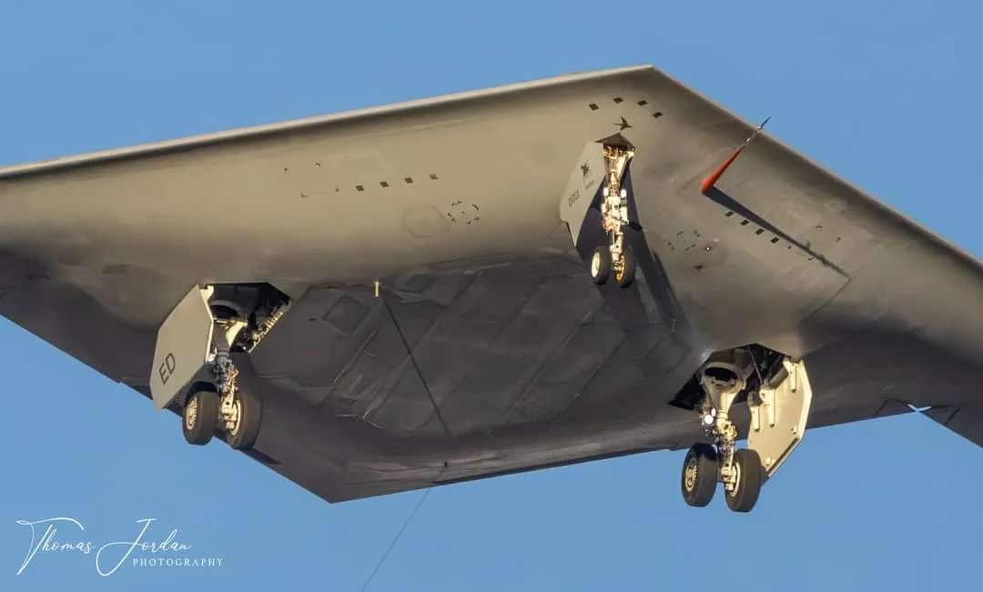 重磅！美国空军B-21正式首飞，机体细节大面积曝光！网友：压力给到中国一边了！