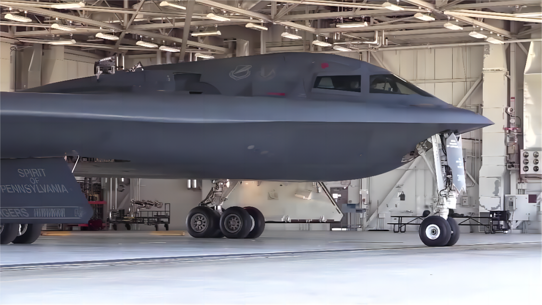 美国爬墙党立大功！B-21轰炸机正式首飞，我们空中最强劲敌将很快服役