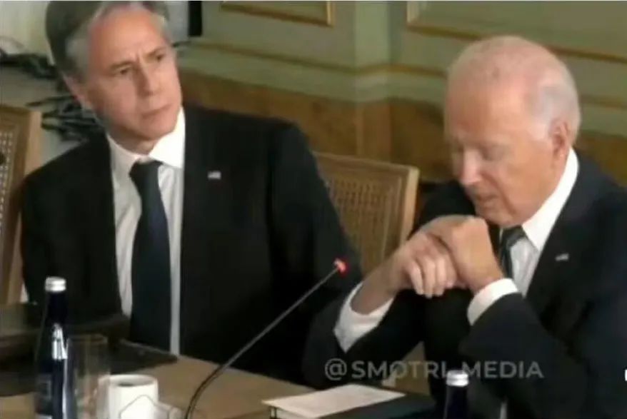 布林肯一摇头，拜登就立即闭嘴