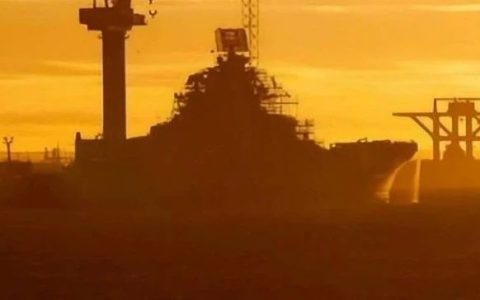 全球最强战舰！俄海军2万吨核巨兽点火，排水量超过2艘055大驱