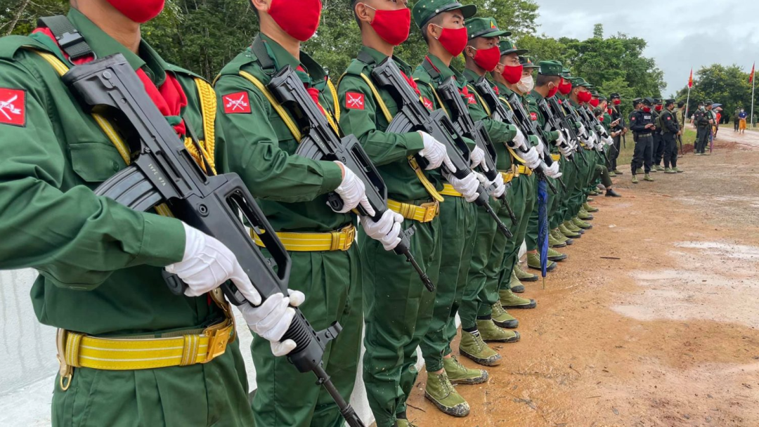 树上长95步枪，地里捡子弹？果敢同盟军的武器装备到底从哪来？