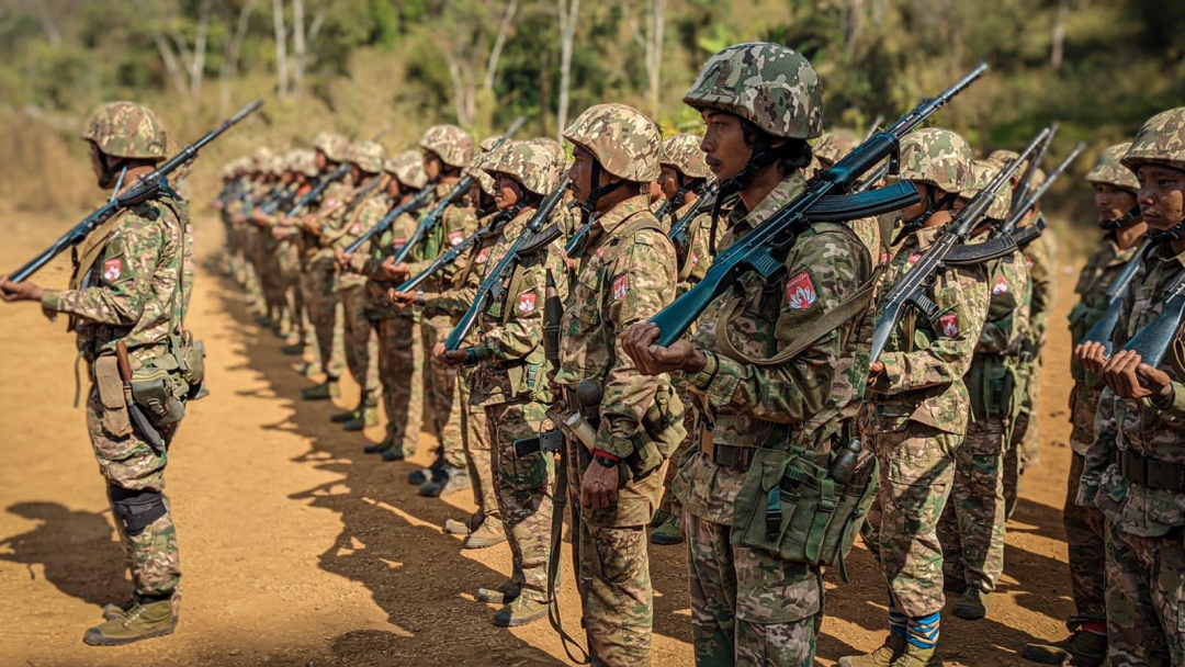 树上长95步枪，地里捡子弹？果敢同盟军的武器装备到底从哪来？