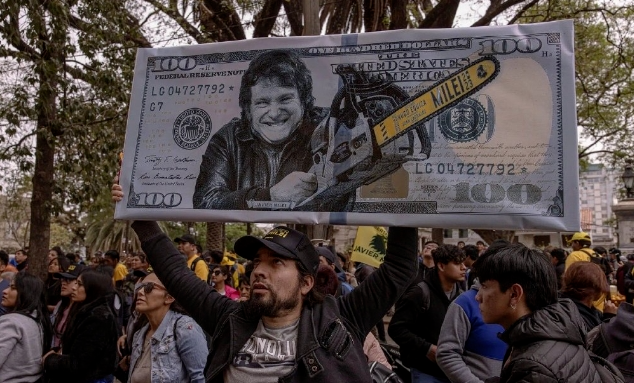 在高福利陷阱中越来越穷，阿根廷选出极右总统拿国家当实验耗材