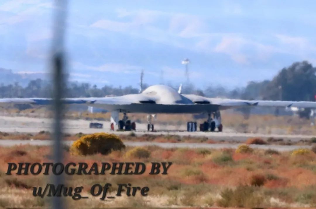 重磅！美国空军B-21正式首飞，机体细节大面积曝光！网友：压力给到中国一边了！