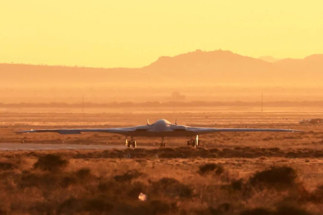 重磅！美国空军B-21正式首飞，机体细节大面积曝光！网友：压力给到中国一边了！